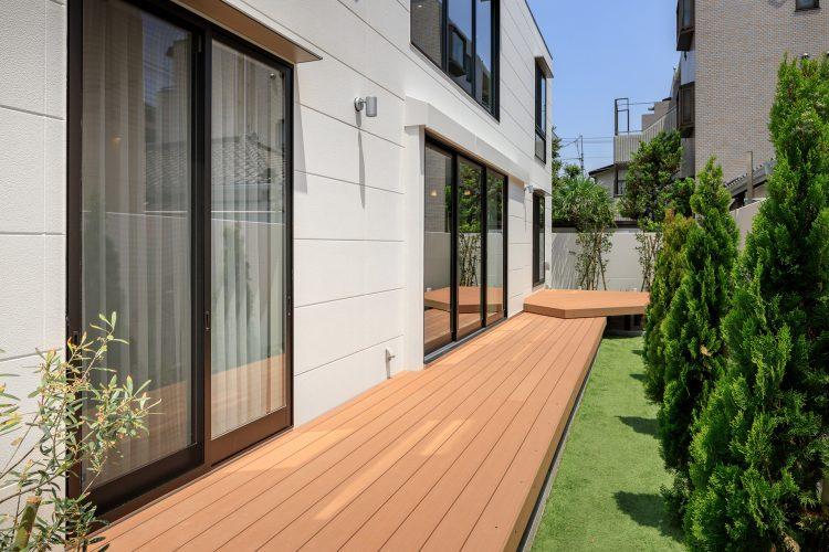 機材置き場にもできるウッドデッキ