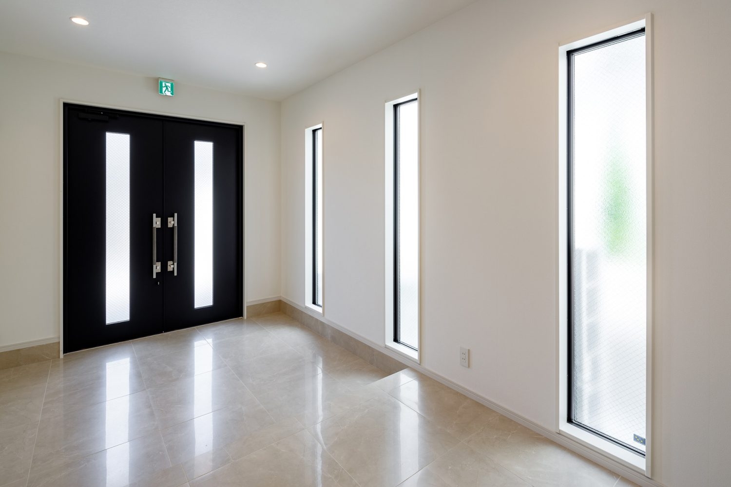 大理石調の広い玄関