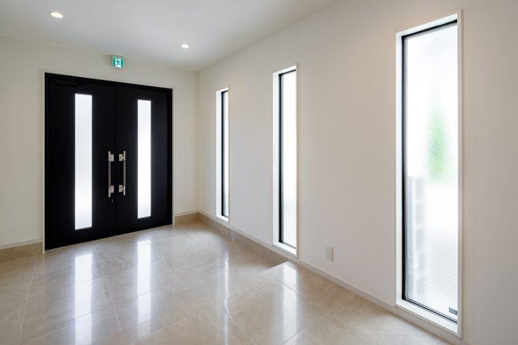 大理石調の広い玄関