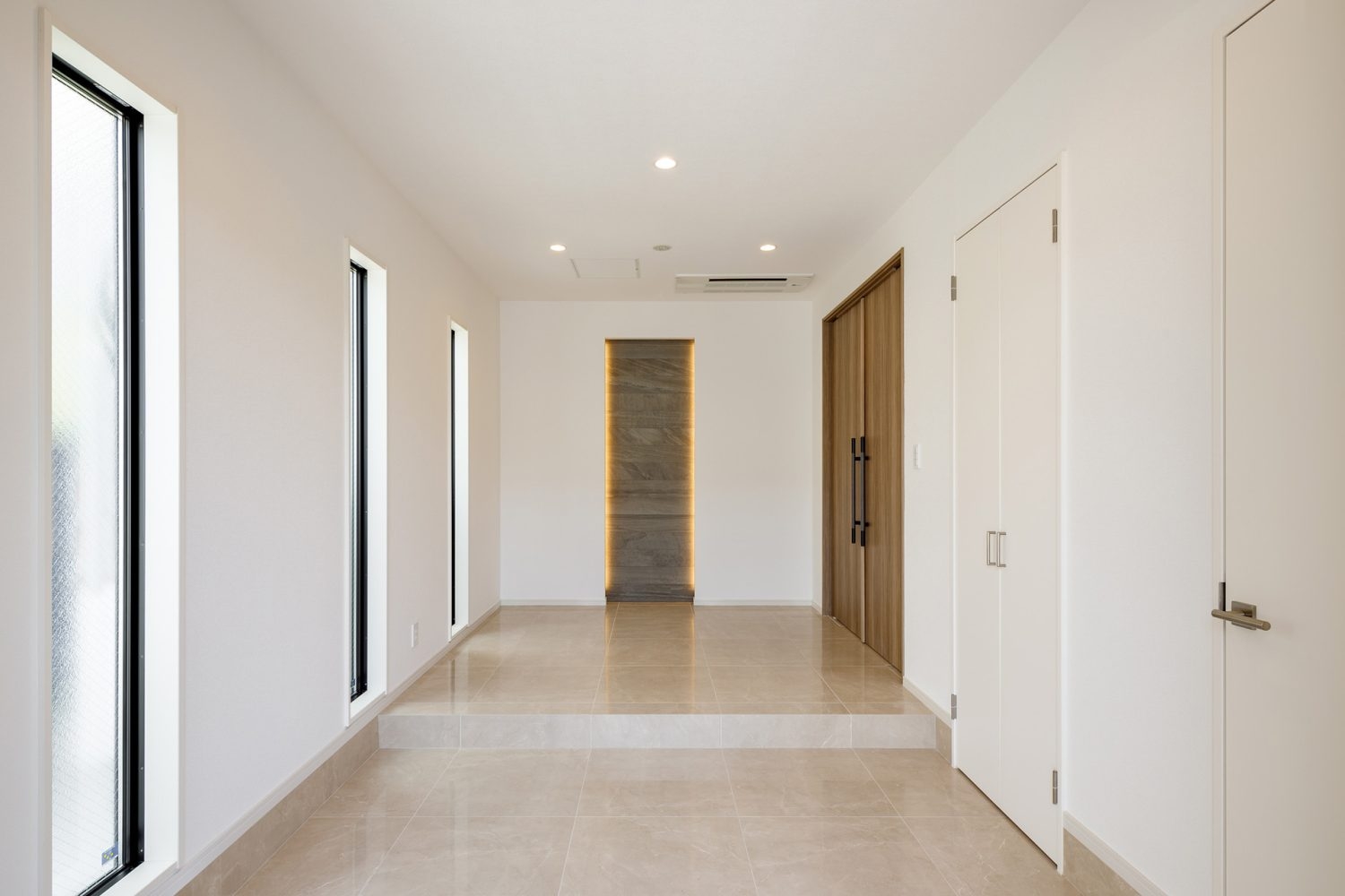 玄関は引きの撮影もできるよう十分な広さ