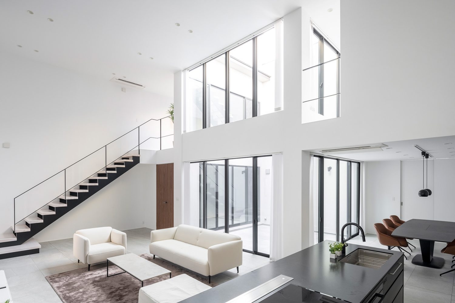 天井高5m超えの開放感あるリビング