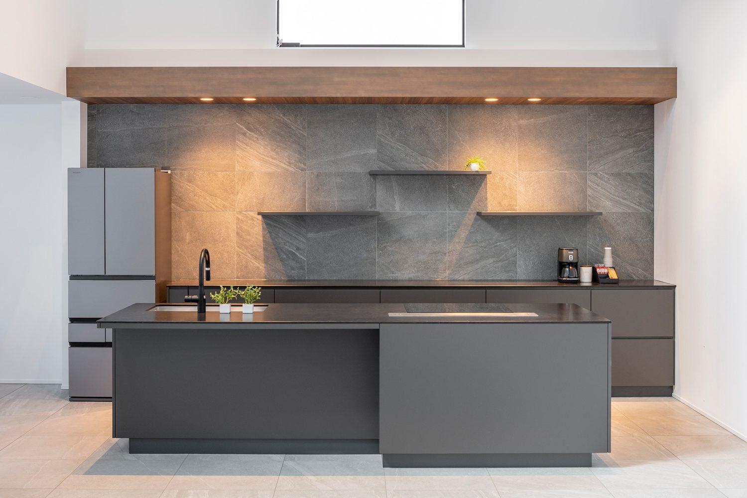 黒を基調としたモダンなアイランドキッチン