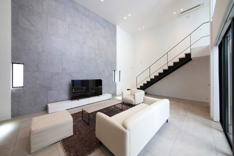 リビングイン階段でシックな印象に