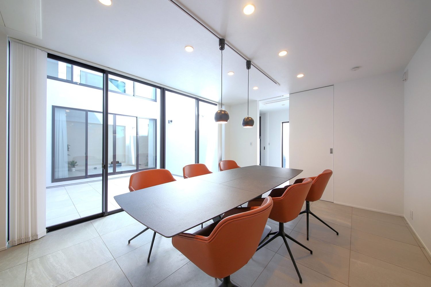 中庭から光が入るダイニング