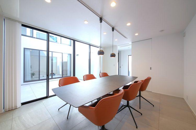 中庭から光が入るダイニング