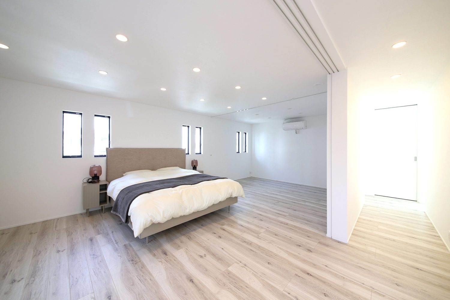 ゆとりのあるキングサイズのベッド