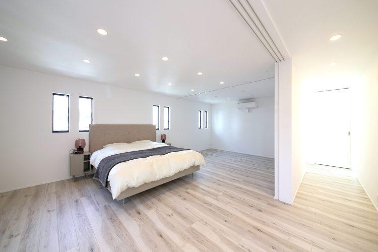 ゆとりのあるキングサイズのベッド