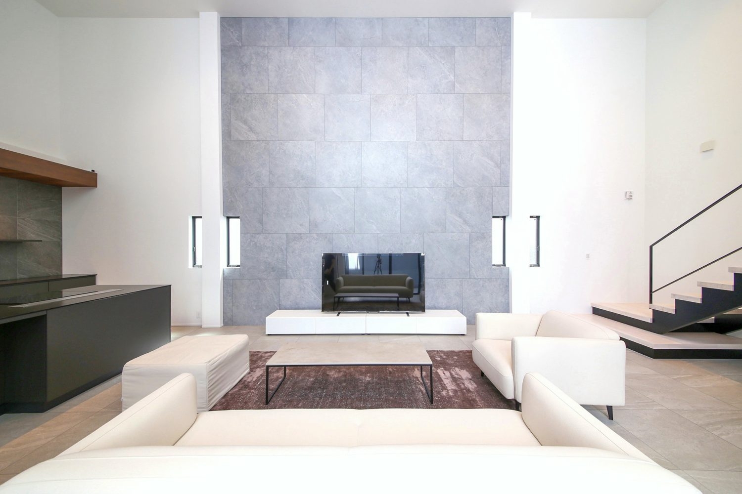 モノトーンで揃えられた落ち着いた空間