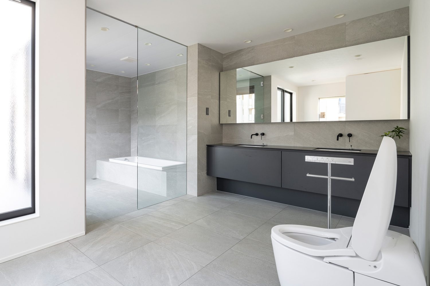 撮影用のトイレも完備(可動式の白壁あり)