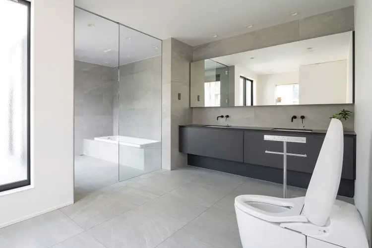 撮影用のトイレも完備(可動式の白壁あり)