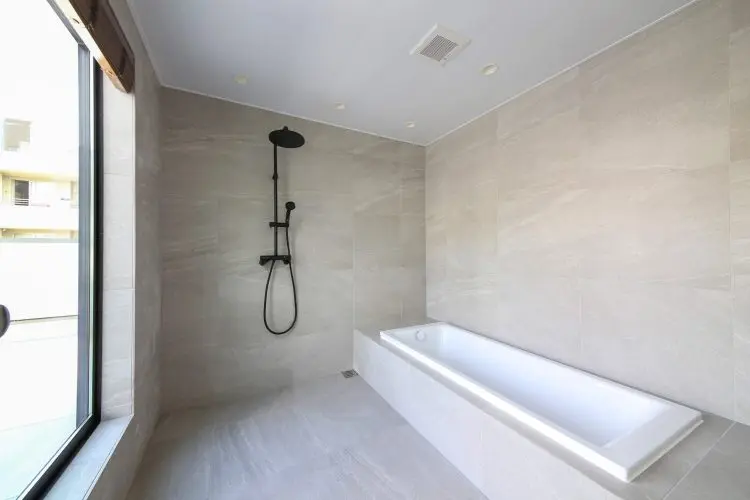 撮影に便利な広々とした浴室