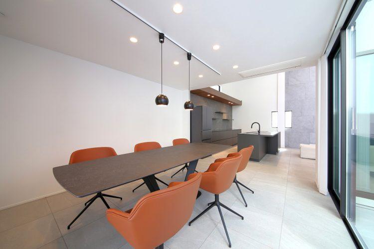 ダイニング側から見たキッチン