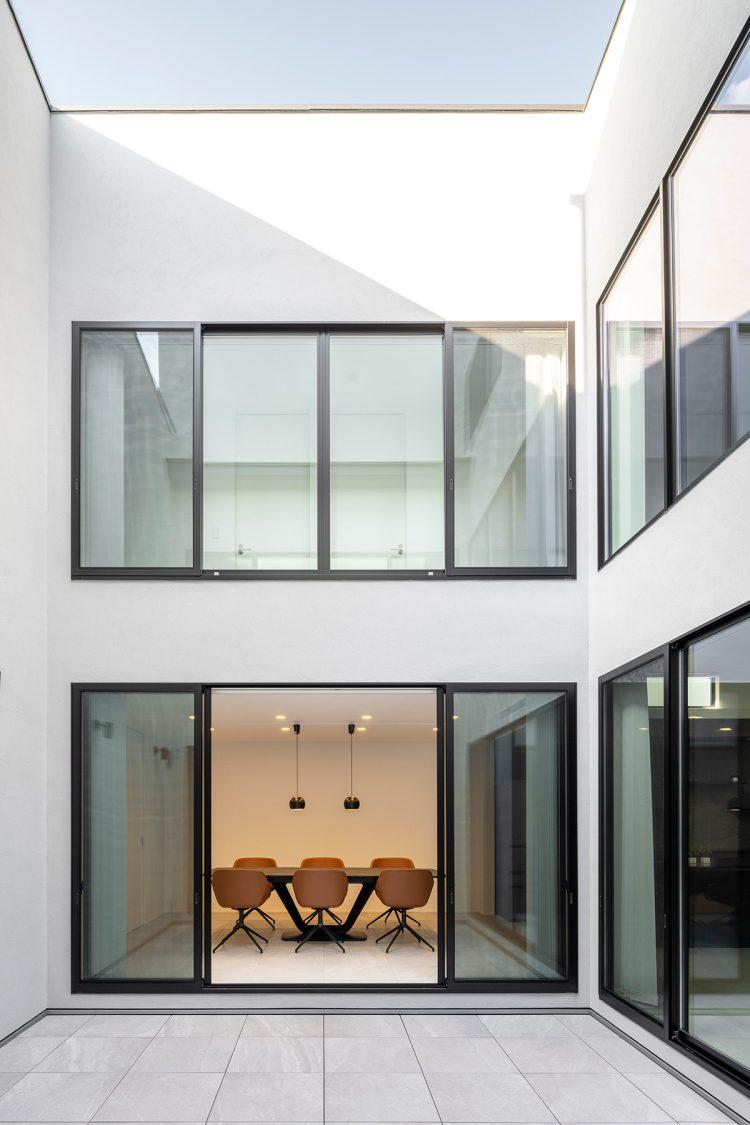 中庭からリビングダイニング向きの撮影も可能