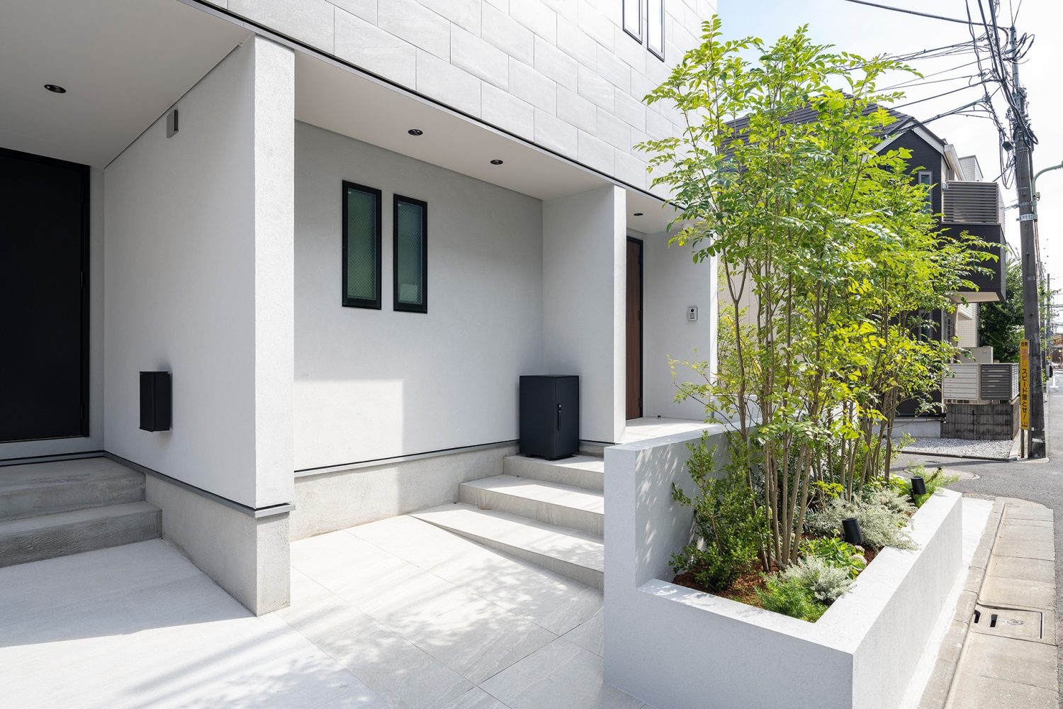 白を基調としたアプローチ