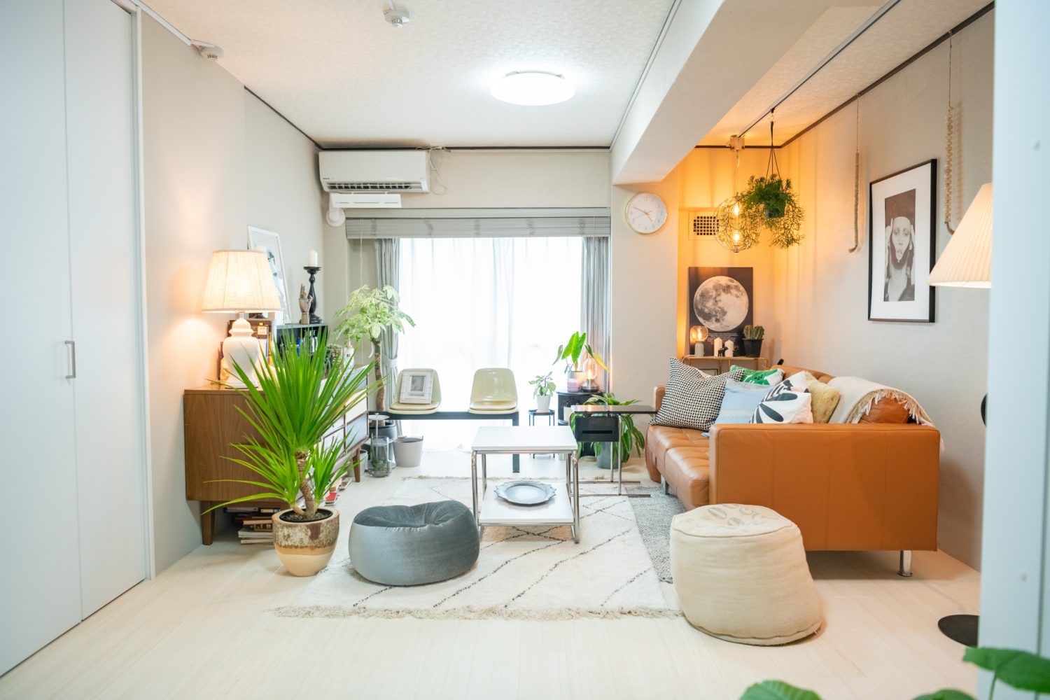 一人暮らしシーンが撮れるコンパクトなリビング