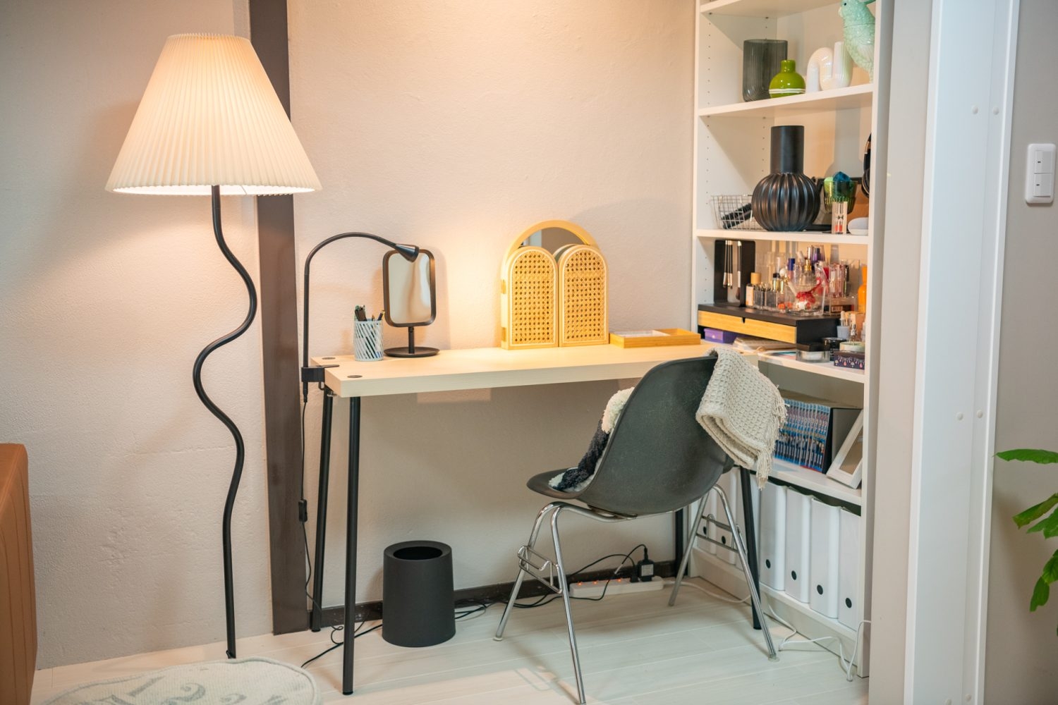 リアルな暮らしのメイク台とシェルフ