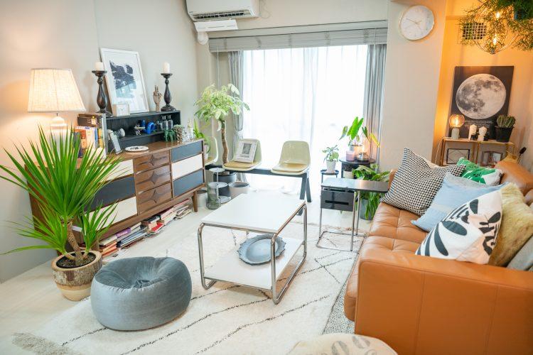 南側窓からの柔らかい自然光が入るリビング