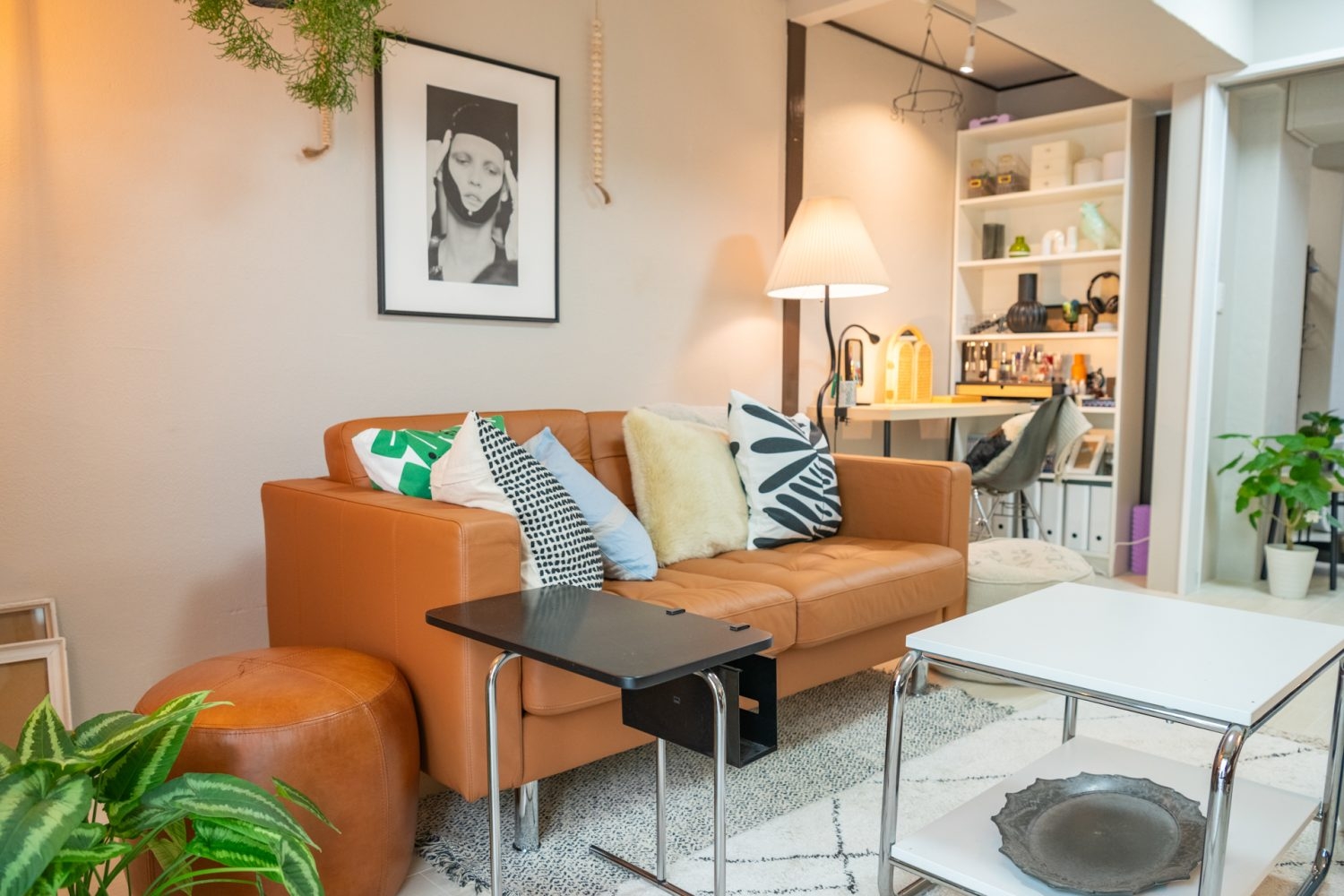 差し色になるオレンジのソファ