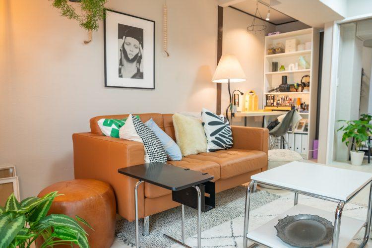 差し色になるオレンジのソファ