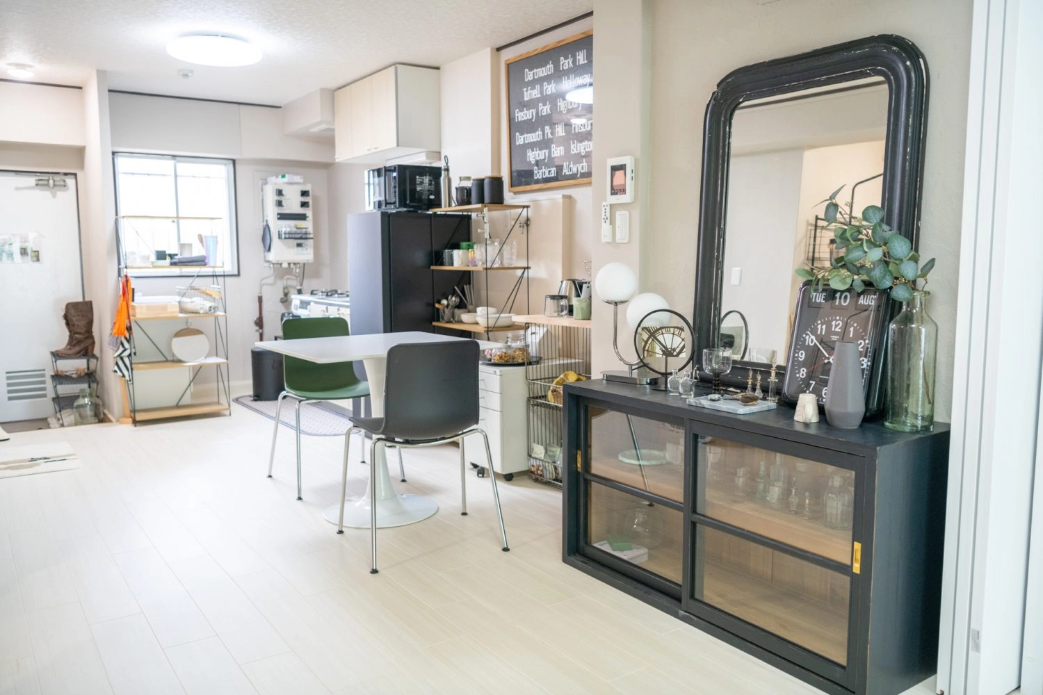 北側窓からの光により明るいダイニング