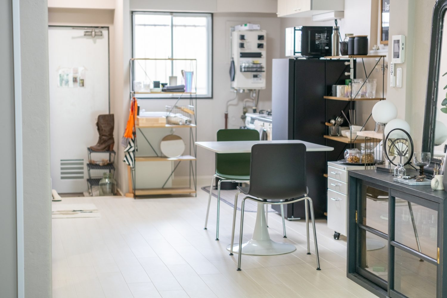 引きで撮れる玄関、キッチン、ダイニング