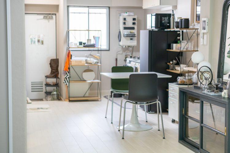 引きで撮れる玄関、キッチン、ダイニング