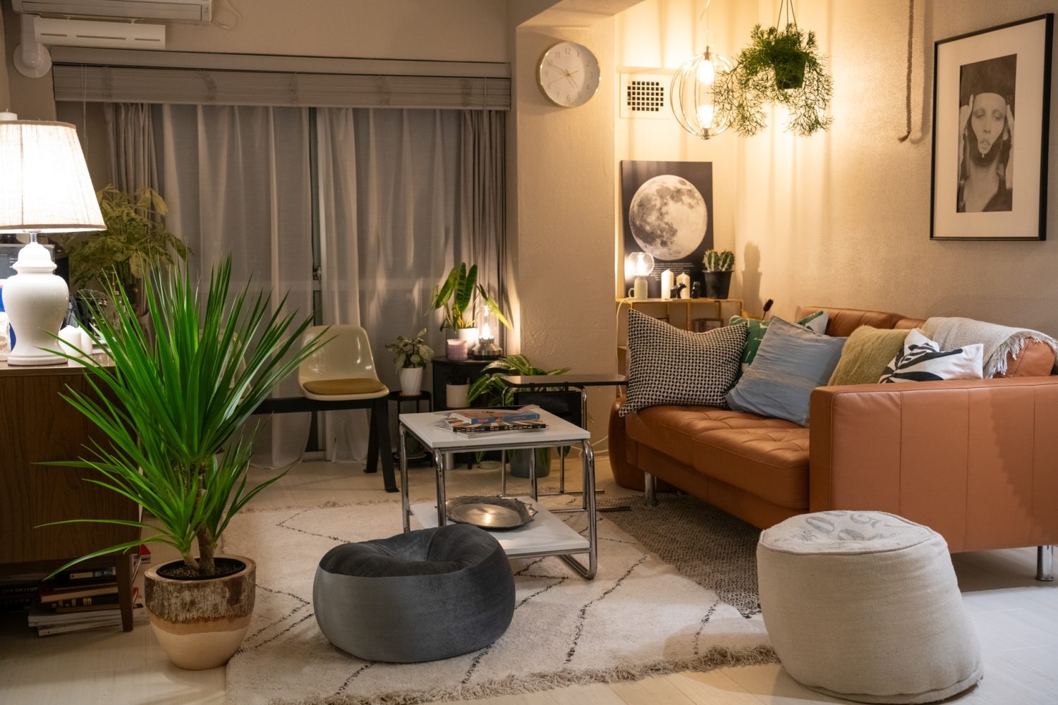 夜のリビングの雰囲気