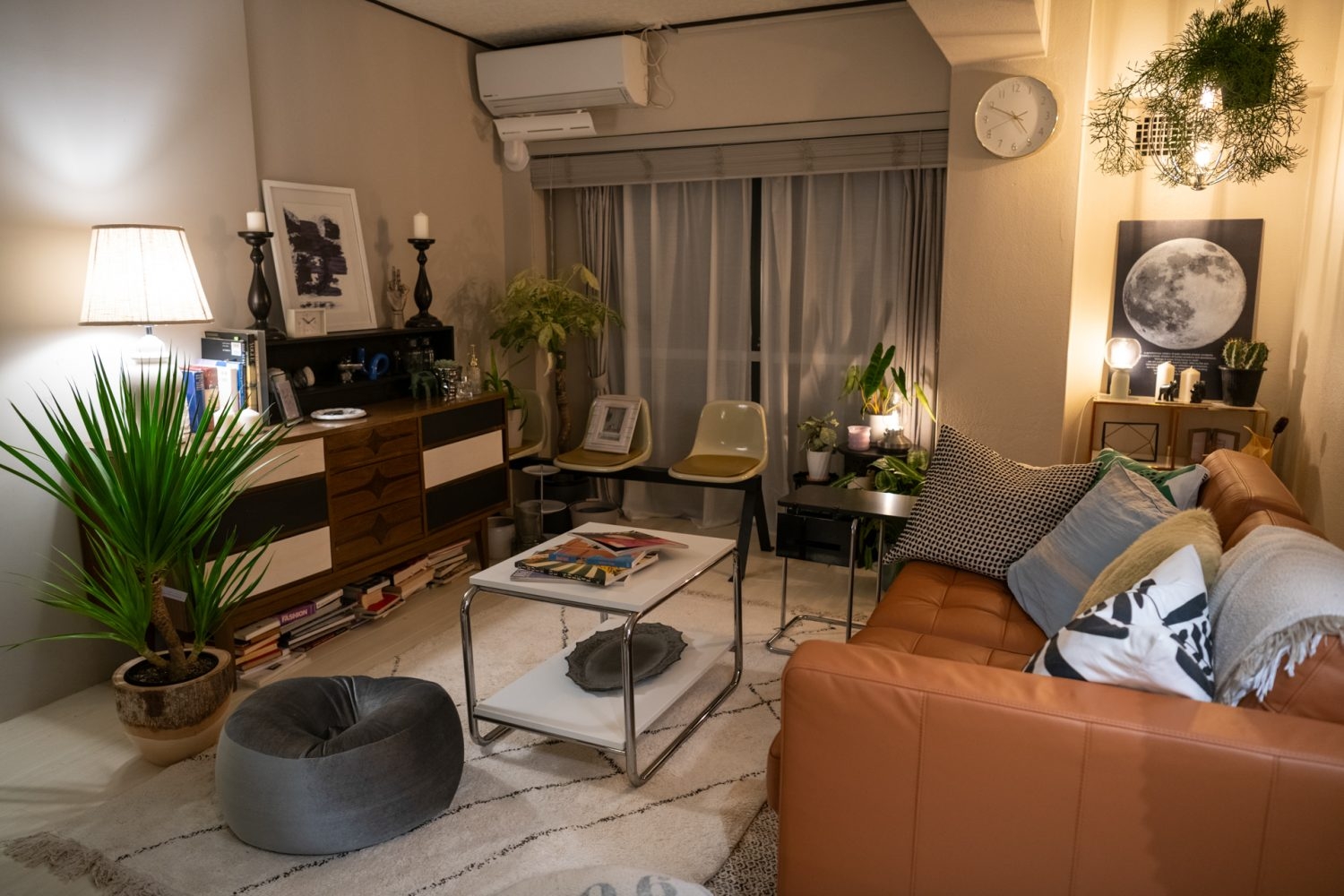 夜のリビングの雰囲気