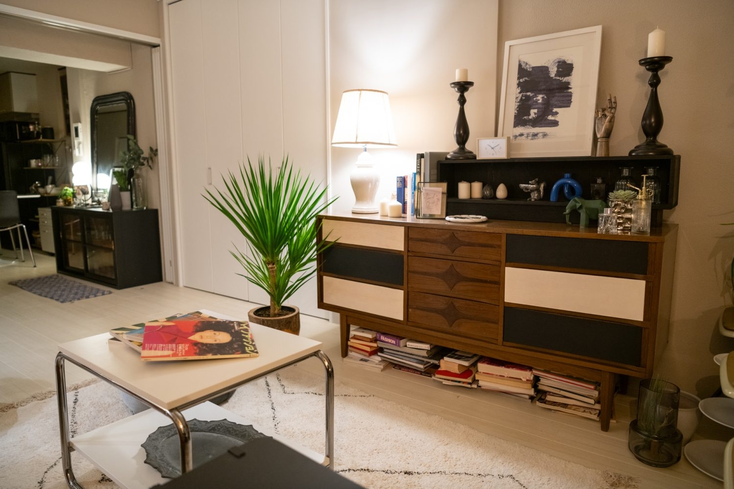 こだわりを感じるチェストとプロップ