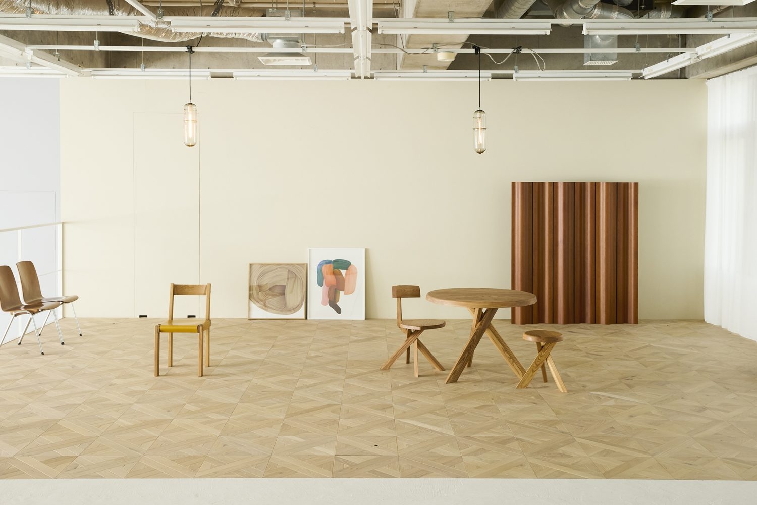 淡いイエローの壁面とパーケットフロア