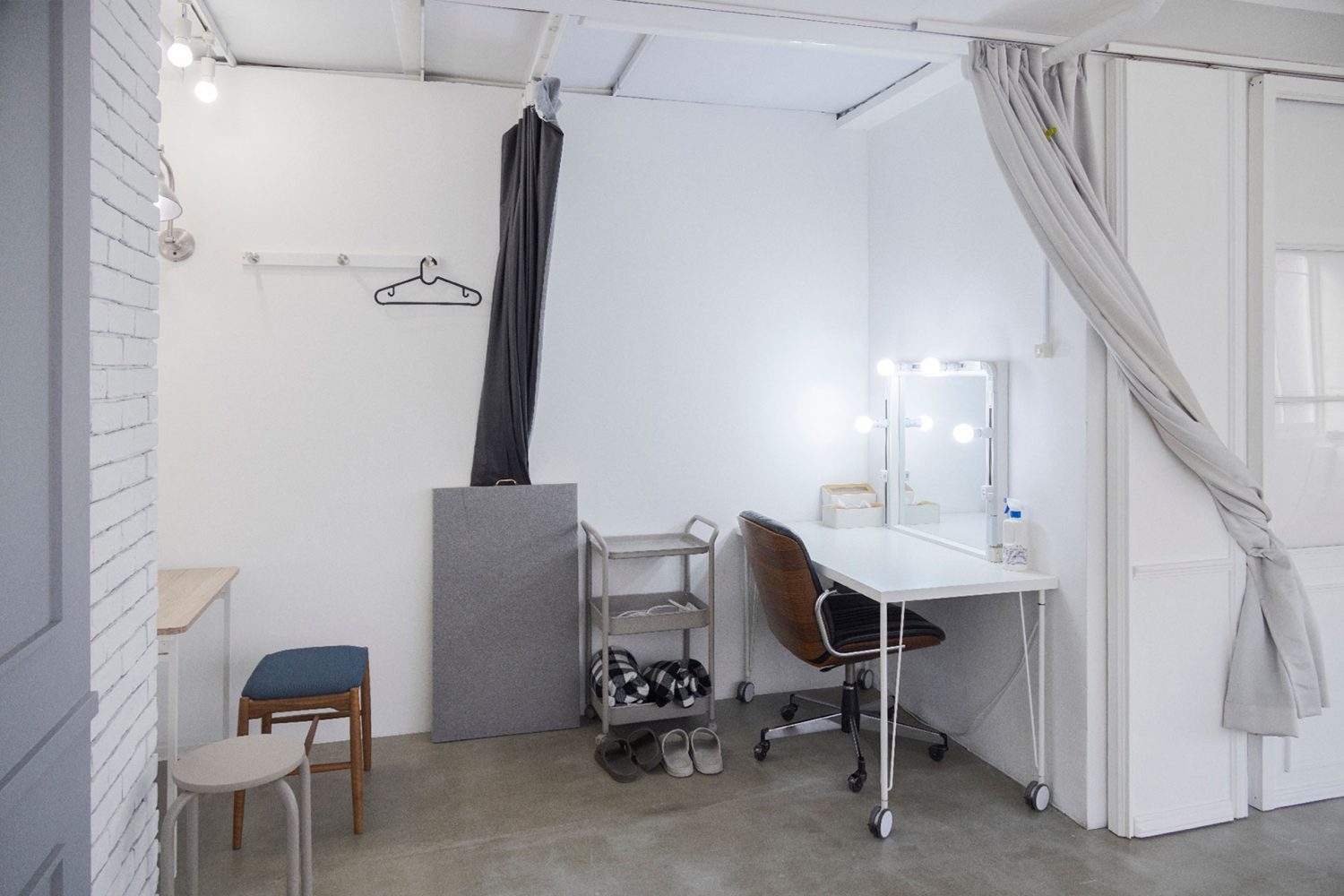 南側メイクフィッティングスペース / メイク台を2台設置した状態(通常時は1台のみ設置)