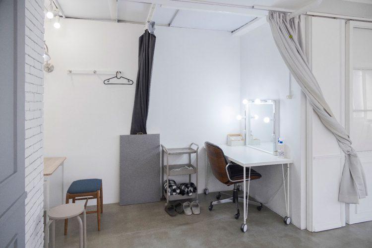 南側メイクフィッティングスペース / メイク台を2台設置した状態(通常時は1台のみ設置)