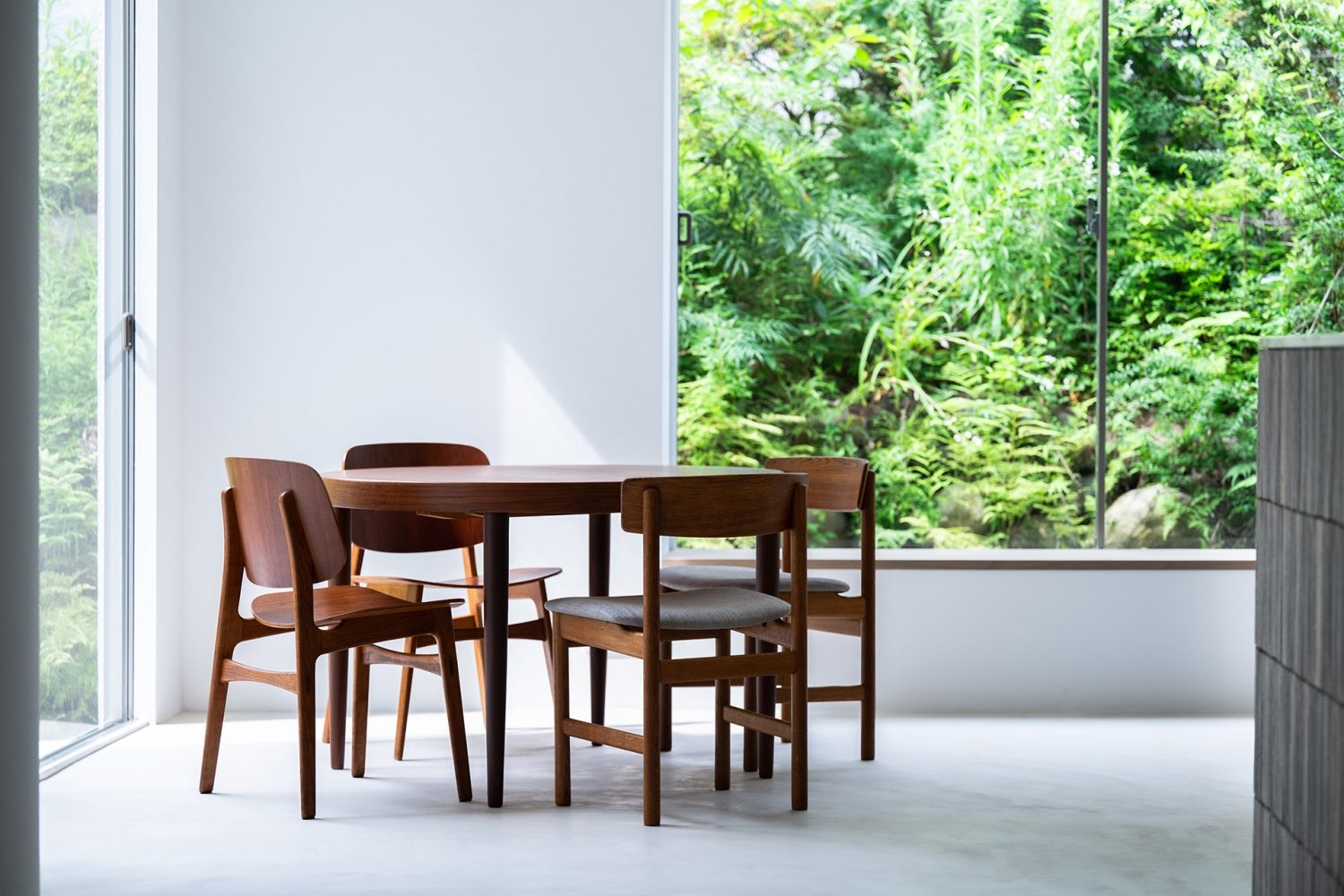 庭の緑を切り取る窓と名作北欧ヴィンテージ