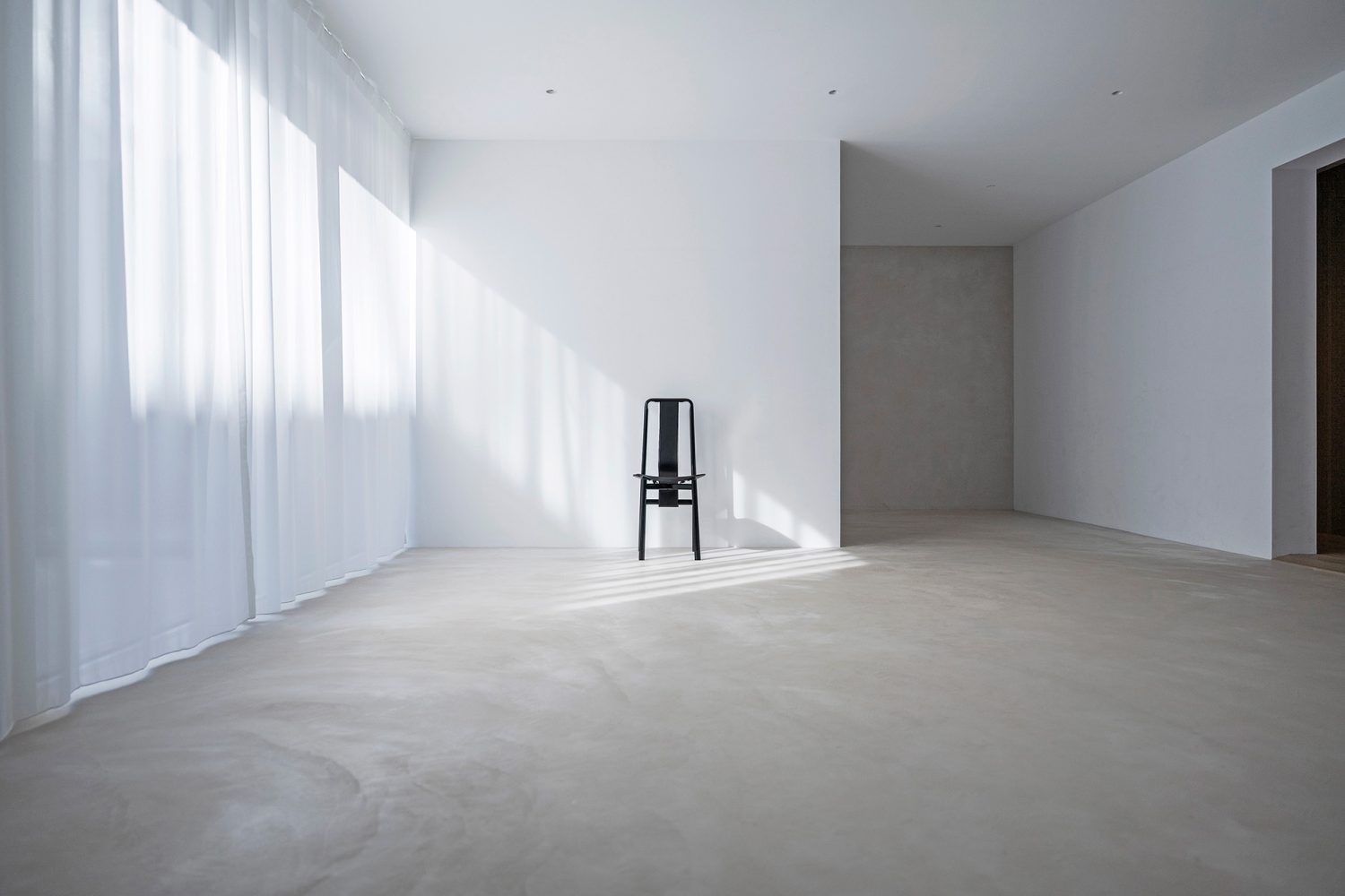 床から天井までの大きな窓から落ちる自然光