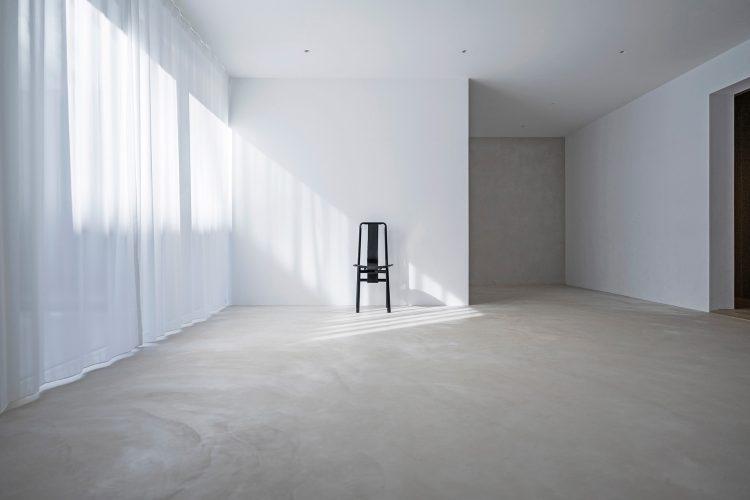 床から天井までの大きな窓から落ちる自然光