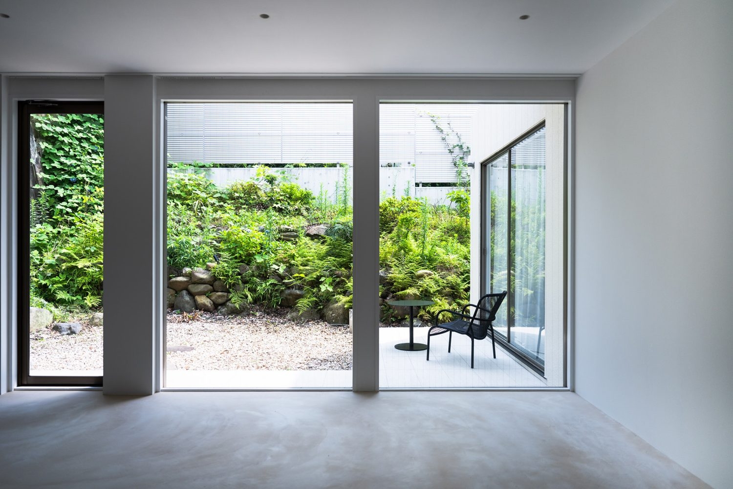 南側に広がる庭を望む、プライベートな空間