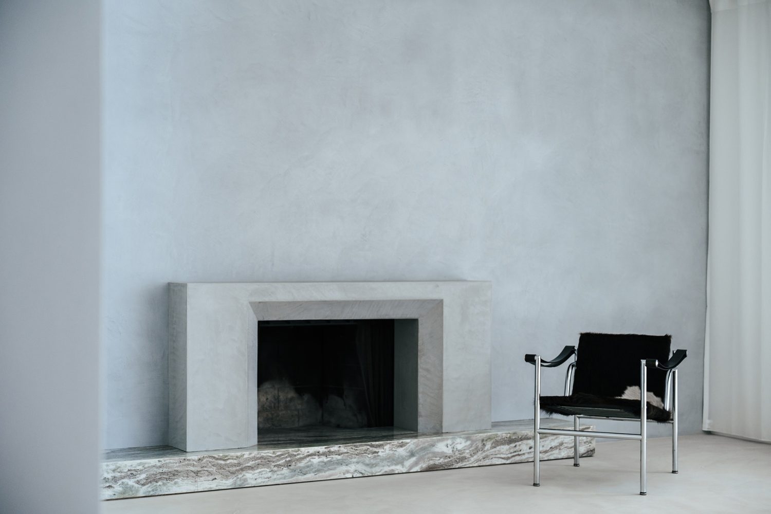 マントルピースとLC1ハラコのヴィンテージ