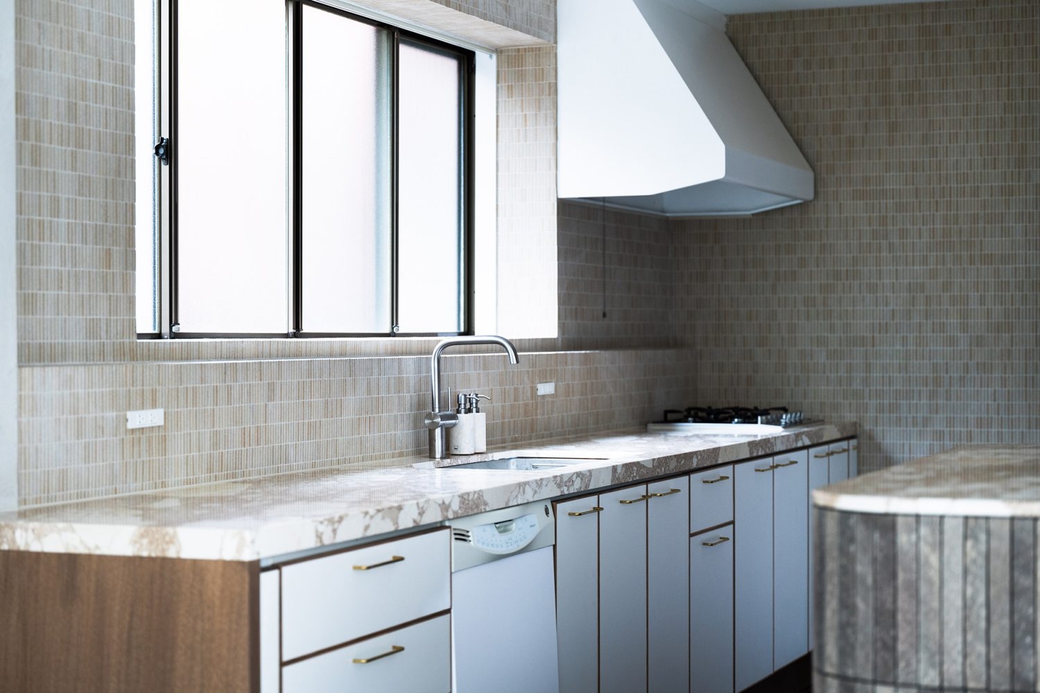 調理可能な大理石キッチンとモザイクタイル