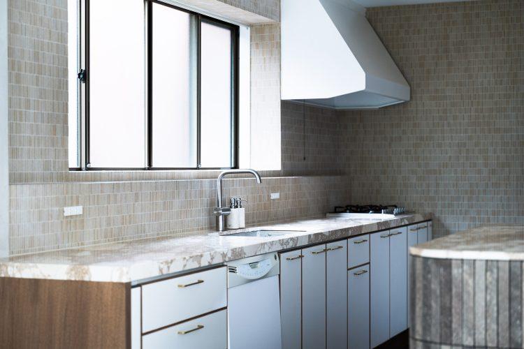 調理可能な大理石キッチンとモザイクタイル