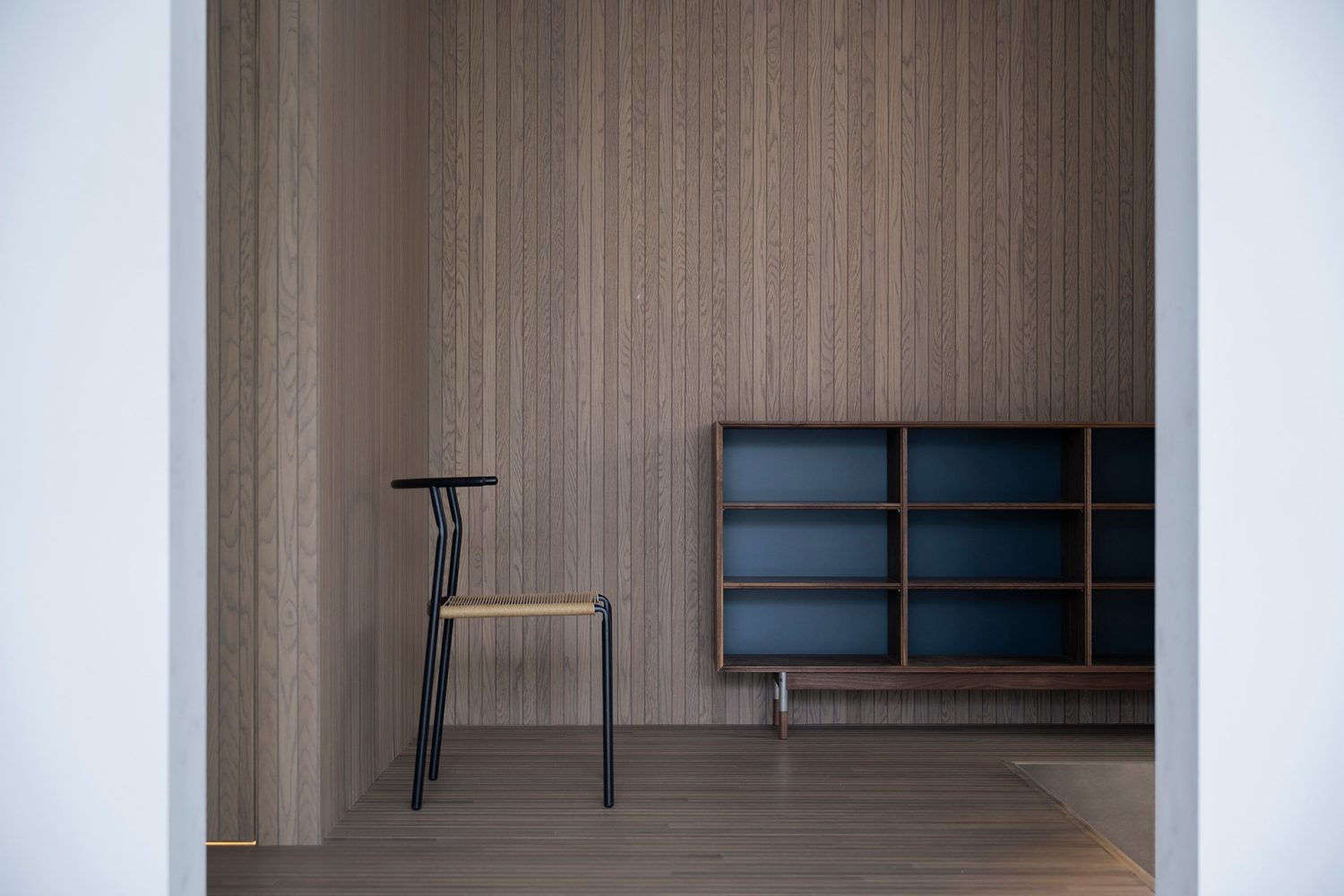 エレガントなウッド空間が出迎える入口空間