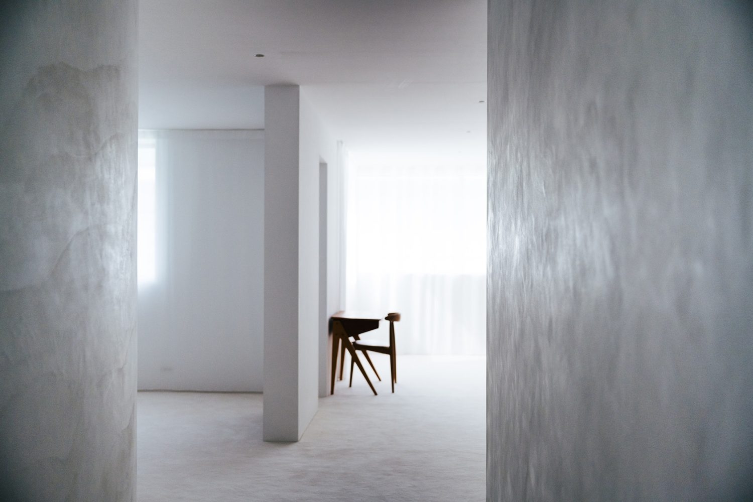 階段を上がり奥に広がる、白く明るい空間