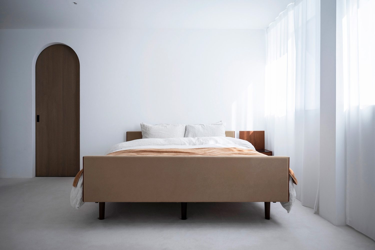 ウェグナーのクイーンベッドとテクラの寝具