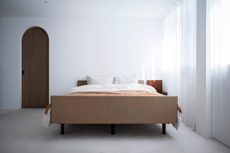 ウェグナーのクイーンベッドとテクラの寝具