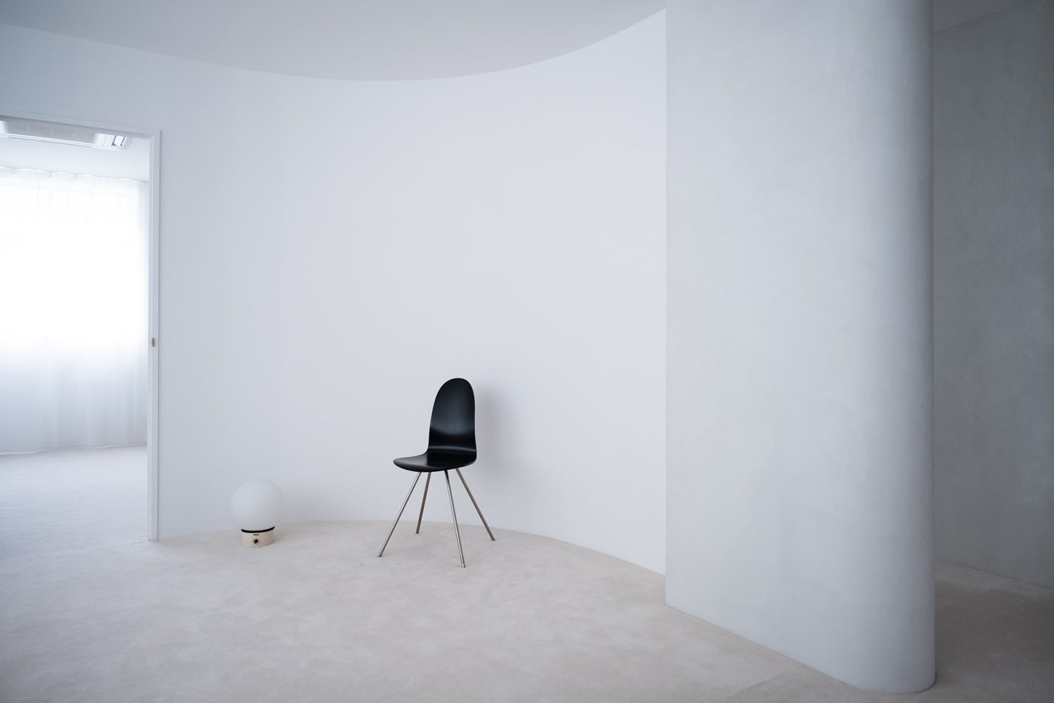 内アール壁とヴィンテージのタンチェア