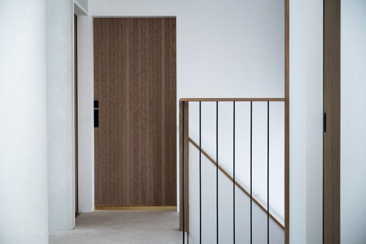 明るい吹き抜け階段と繊細なフレームの手摺