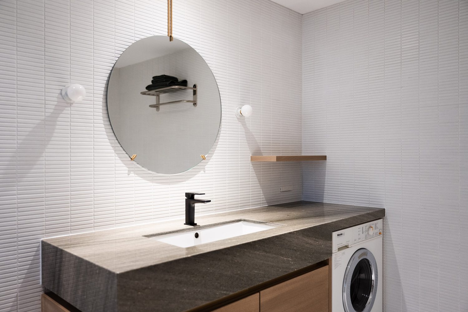 mieleの洗濯機、美しい緑の天然石の洗面台