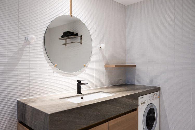 mieleの洗濯機、美しい緑の天然石の洗面台