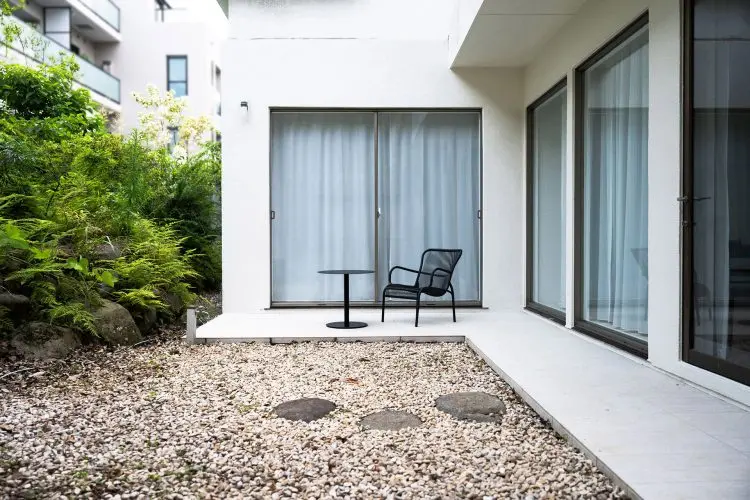 室内から繋がるようなタイル床とガーデン