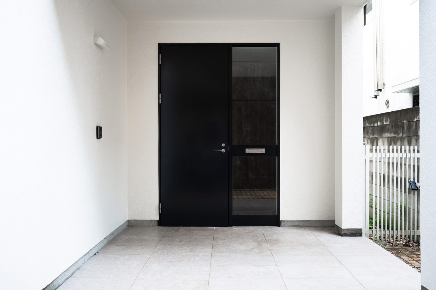 シンプルで大きな玄関扉と広いポーチ