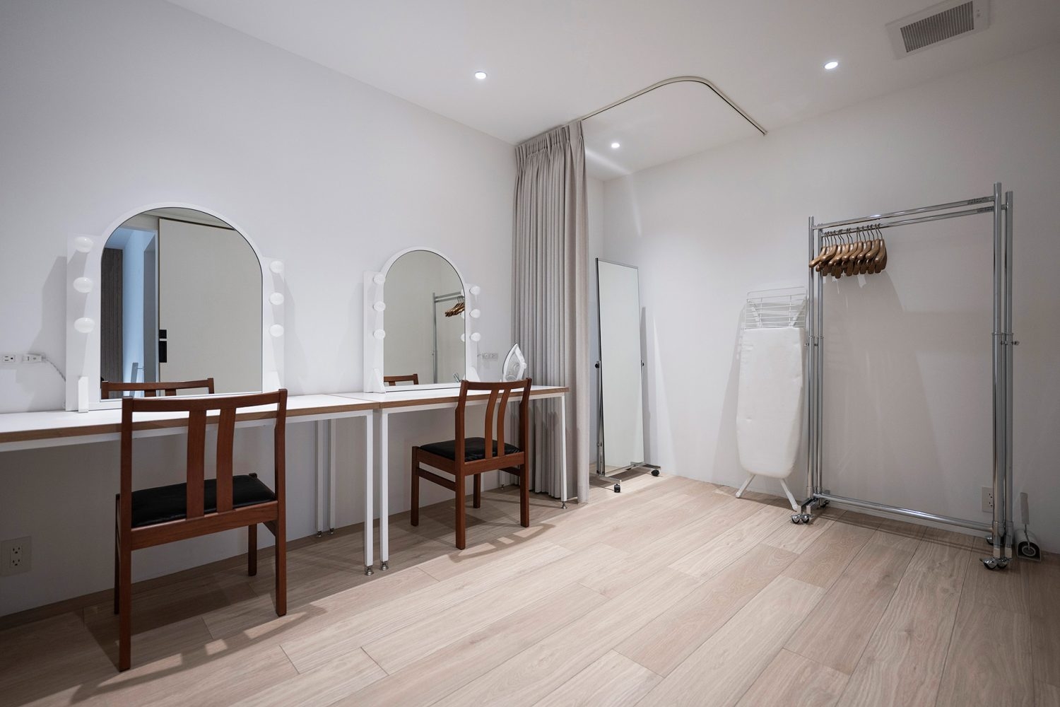 複数対応可能な充実した個室のメイクルーム